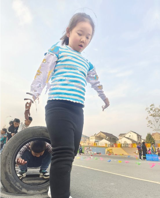 人骑着自行车
低可信度描述已自动生成