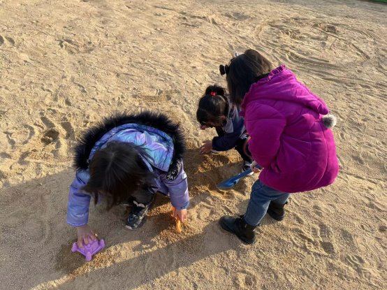 小孩躺在地上
中度可信度描述已自动生成