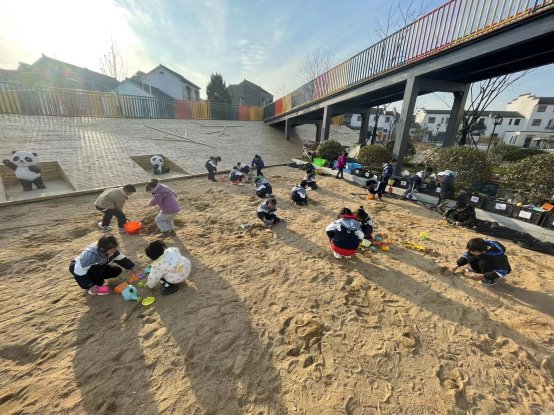 一群人骑着摩托车
中度可信度描述已自动生成