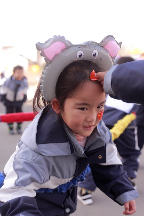 戴头盔的小孩
描述已自动生成