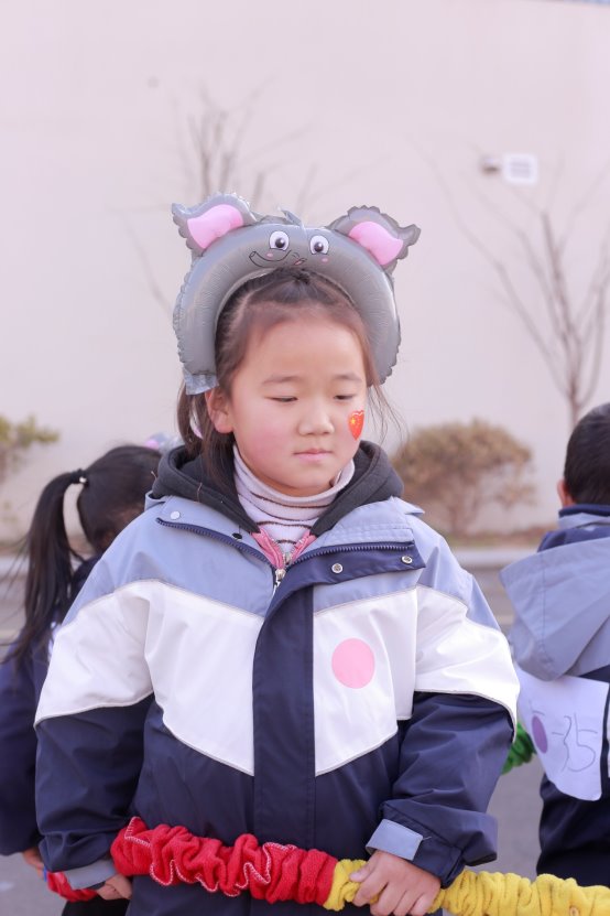 小孩戴着帽子
描述已自动生成