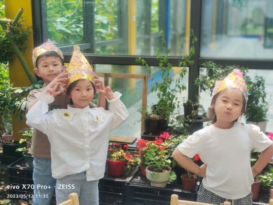 小孩们站在一起
中度可信度描述已自动生成