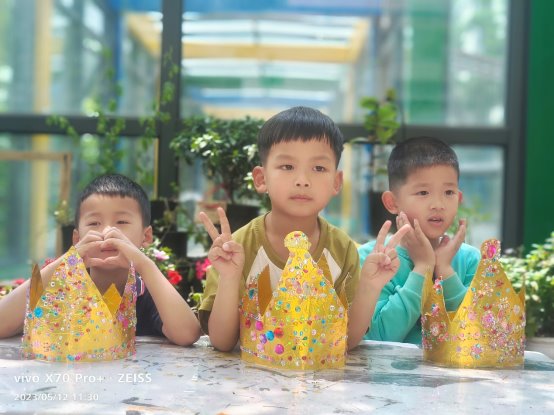 小孩们在吃东西
中度可信度描述已自动生成