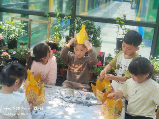 小孩们在吃东西
描述已自动生成