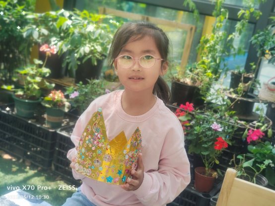 女孩拿着花
描述已自动生成