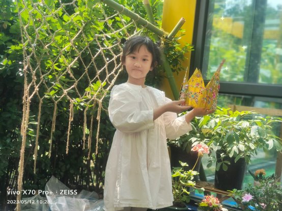 图片包含 人, 站, 小, 年轻
描述已自动生成