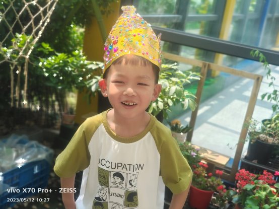 小孩戴着帽子
中度可信度描述已自动生成