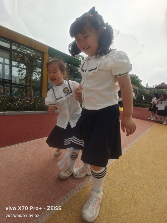 小孩站在地上
中度可信度描述已自动生成