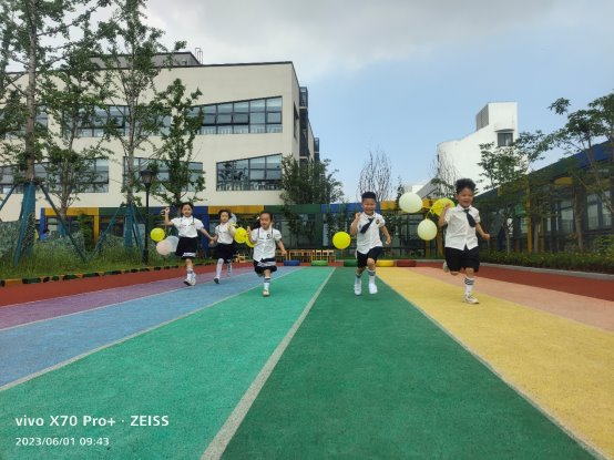 人们在看棒球比赛
中度可信度描述已自动生成