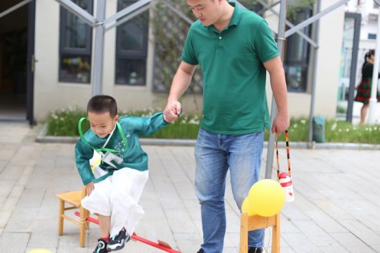 小孩走在路上骑自行车
中度可信度描述已自动生成