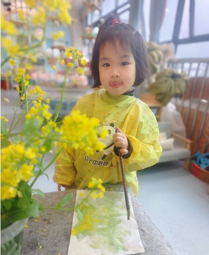 花瓶里插满了鲜花
中度可信度描述已自动生成