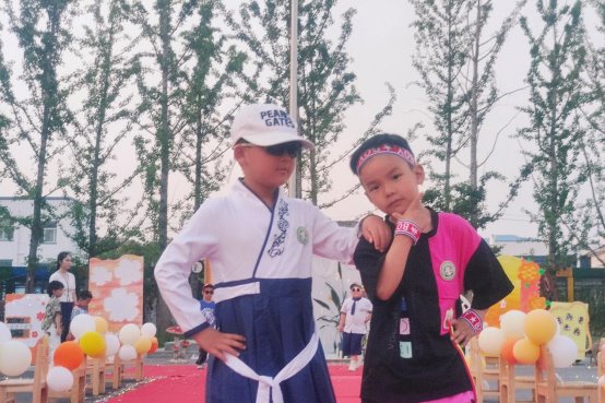 小孩们站在一起
中度可信度描述已自动生成