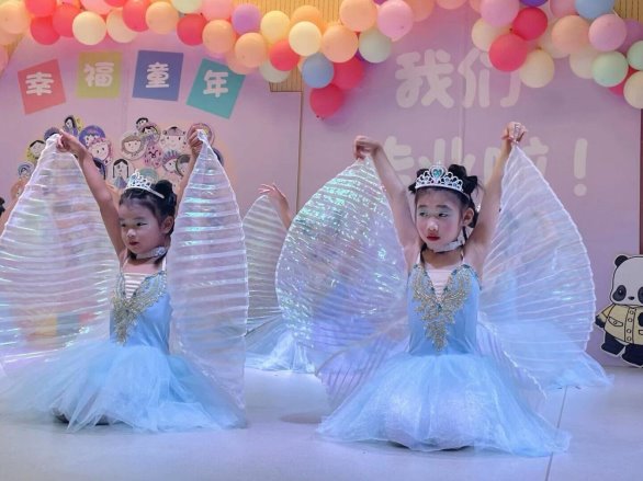 图片包含 桌子, 蛋糕, 游戏机, 装饰
描述已自动生成