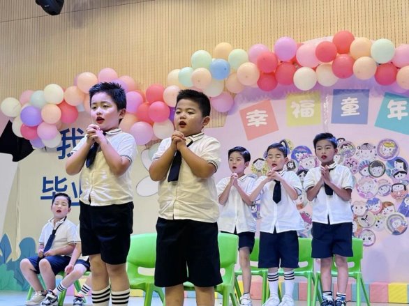 一群卡通人物
中度可信度描述已自动生成