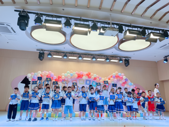 图片包含 室内, 大, 桌子, 女人
描述已自动生成